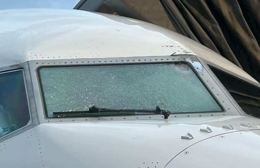 ‌美联航航班万米高空挡风玻璃遭不明物体撞击 调查指向太空碎片可能性