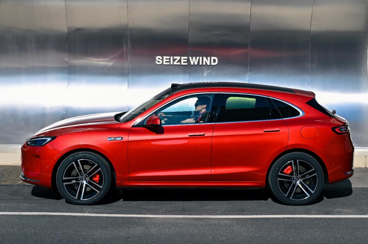 Model Y VS问界新M5 Ultra，谁才是更值得选的智慧出行伙伴