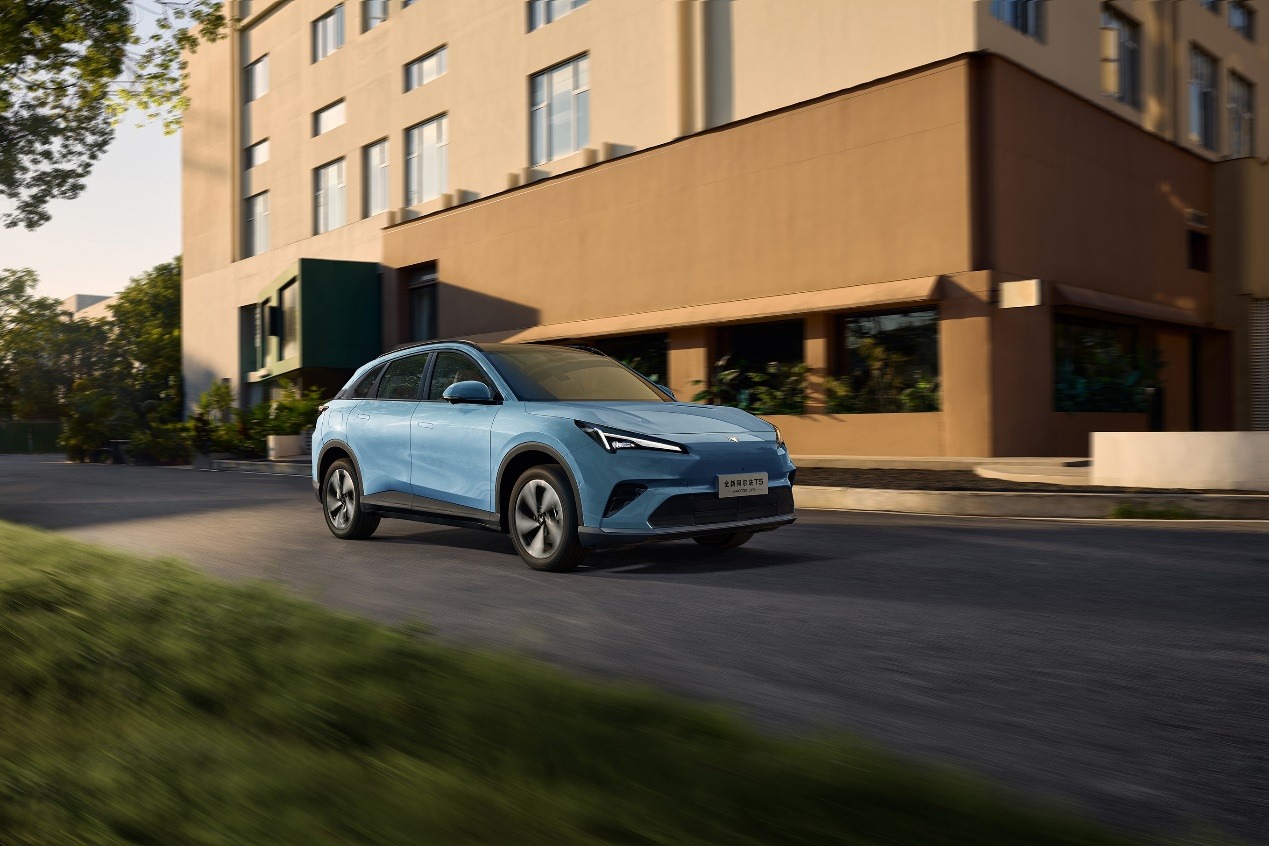 10.98万起上市！极狐阿尔法T5搭载最像真人驾驶的驾驶辅助“王炸”登场