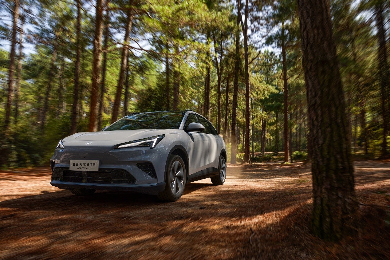 10.98万起上市！极狐阿尔法T5搭载最像真人驾驶的驾驶辅助“王炸”登场