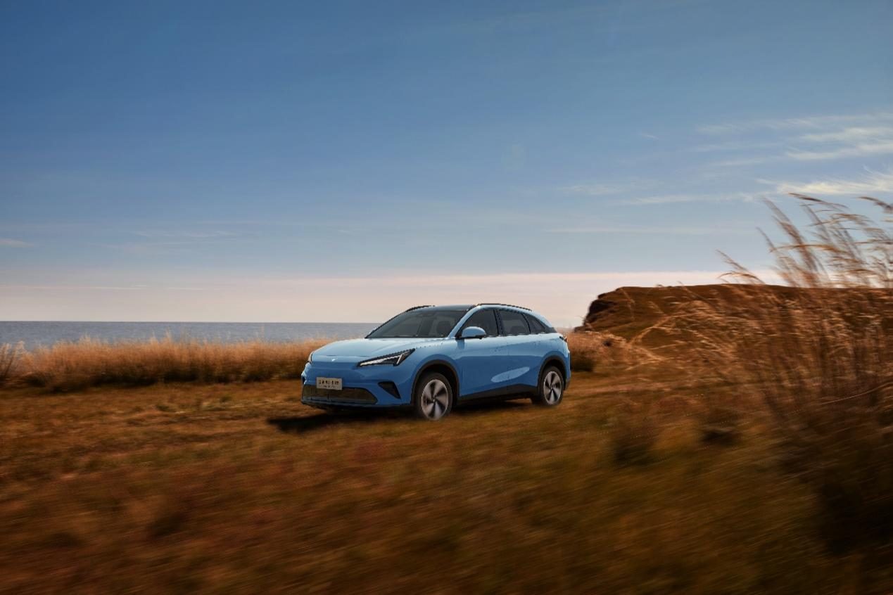 10.98万起上市！极狐阿尔法T5搭载最像真人驾驶的驾驶辅助“王炸”登场