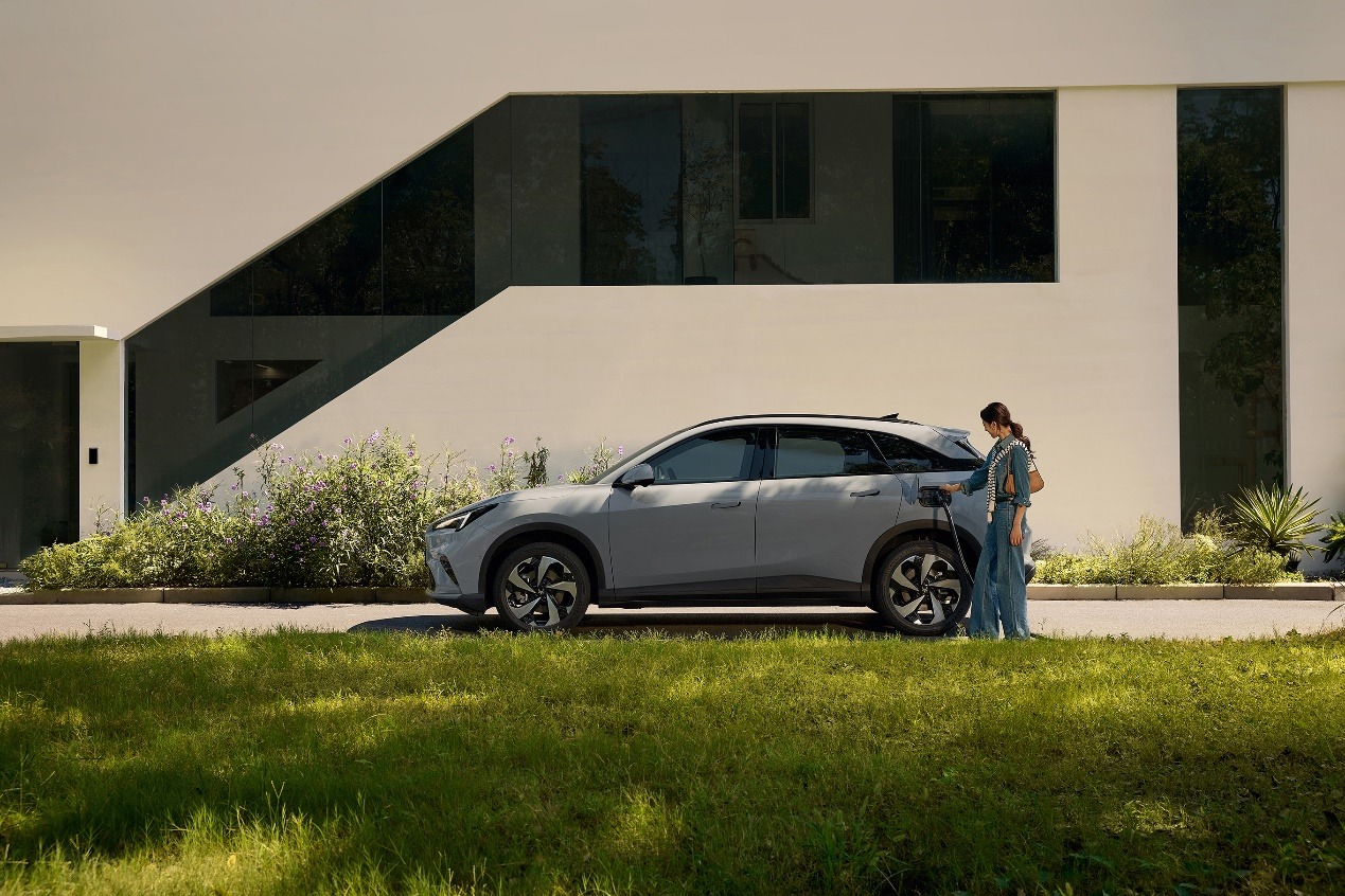 10.98万起上市！极狐阿尔法T5搭载最像真人驾驶的驾驶辅助“王炸”登场