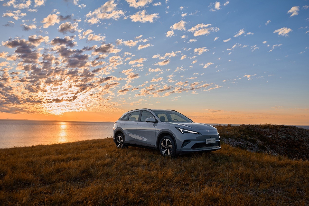 10.98万起上市！极狐阿尔法T5搭载最像真人驾驶的驾驶辅助“王炸”登场