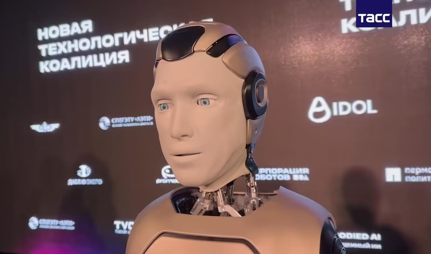 ‌俄罗斯首款国产人形机器人Aidol亮相：展示中意外摔倒，开发者称“实时训练”