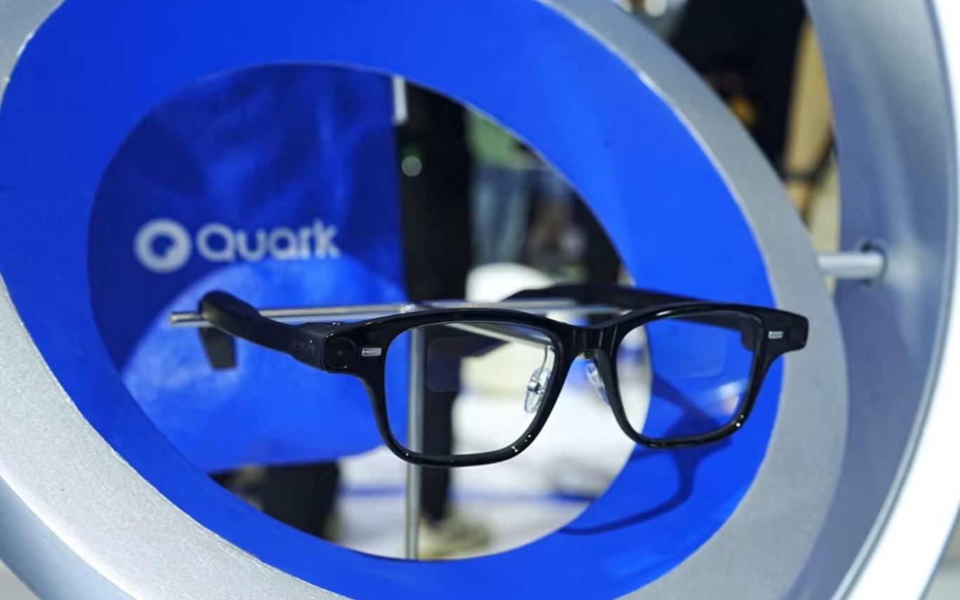 ‌夸克AI眼镜首曝核心显示专利 合像距动态调节技术突破