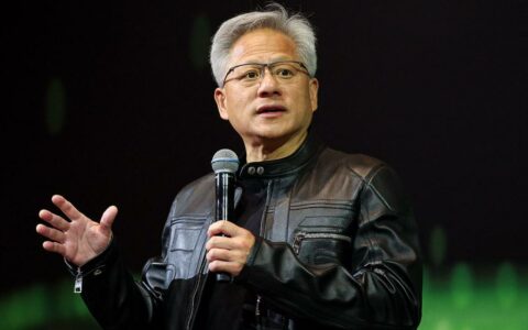 黄仁勋反驳“AI泡沫” 称AI需求进入良性循环