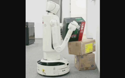 ‌具身智能机器人F1首次亮相：能推床、哄娃、教英语的“家庭外骨骼”