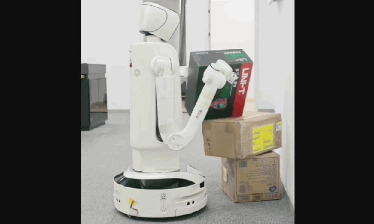 ‌具身智能机器人F1首次亮相：能推床、哄娃、教英语的“家庭外骨骼”