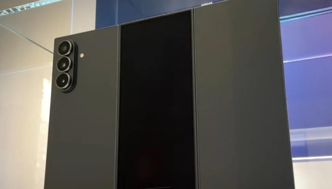 三星首款三折叠手机Galaxy Z TriFold正式发布：10英寸内屏+骁龙8 Elite芯片
