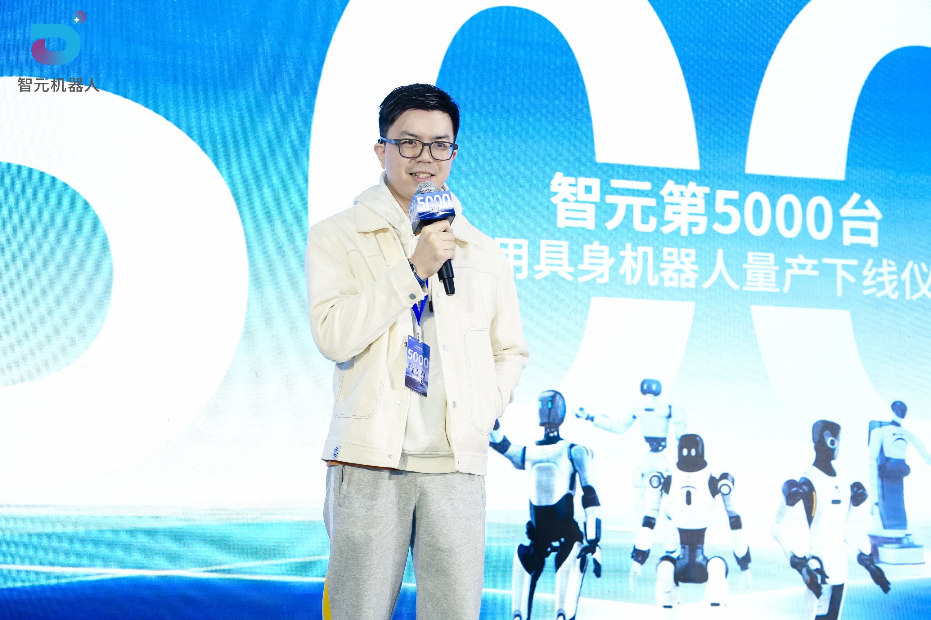 智元第5000台通用具身机器人量产下线，灵犀X2交付黄晓明工作室