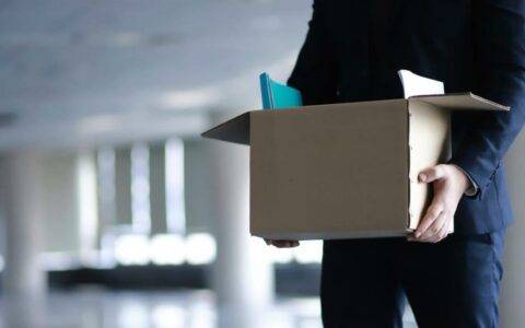 ‌AI裁员潮席卷美国科技界，5.5万岗位一夜蒸发
