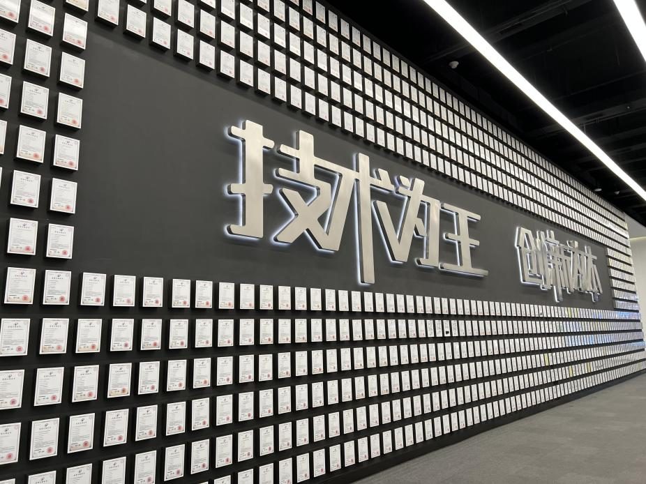 比亚迪,靠全栈自研成为产业链“超级供应商”