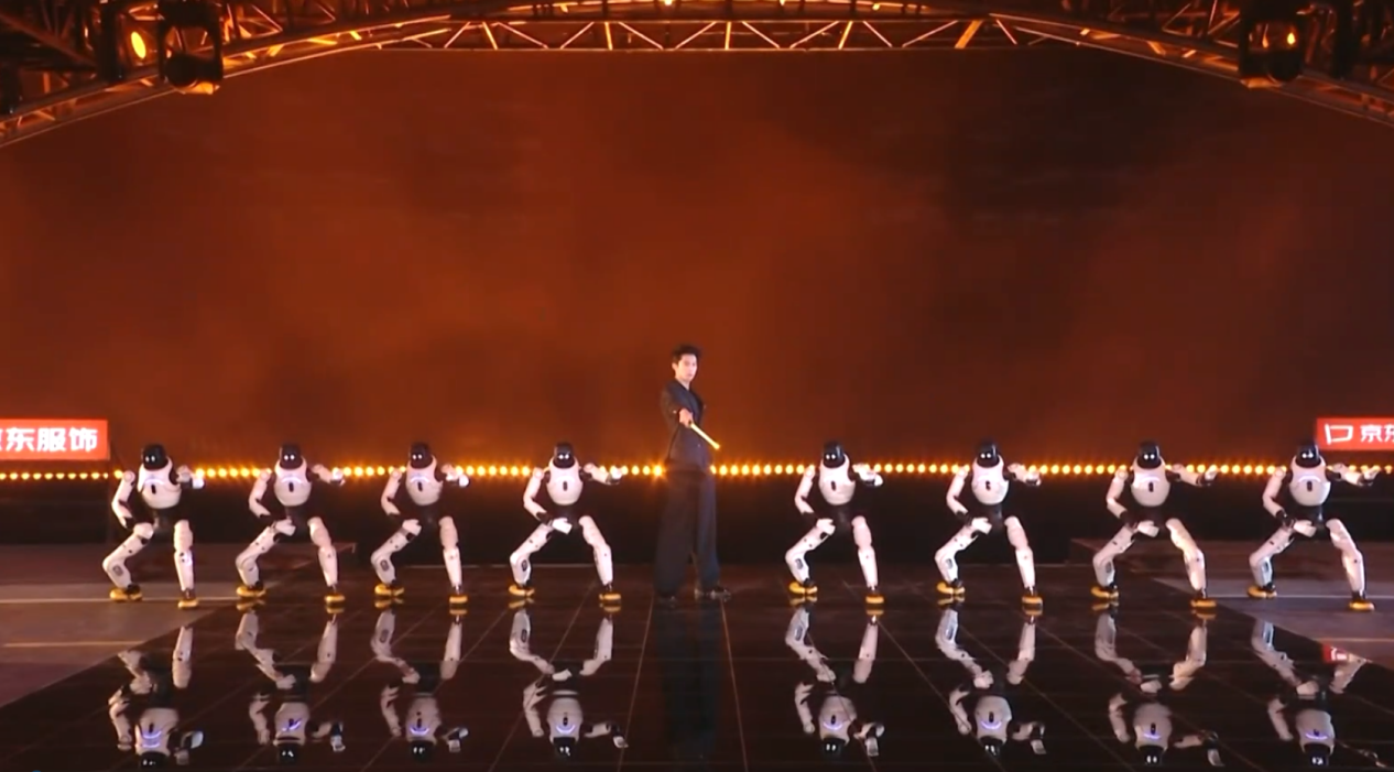 能文能武!智元首个机器人艺人天团亮相湖南卫视跨年演唱会