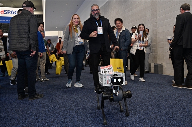 CES 2026 爆火出圈,Vbot超能机器狗开启全球消费级具身智能时代