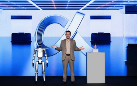 【MWC 2026 】改变中的荣耀： CEO李健称手机不应是“无聊黑色方块”