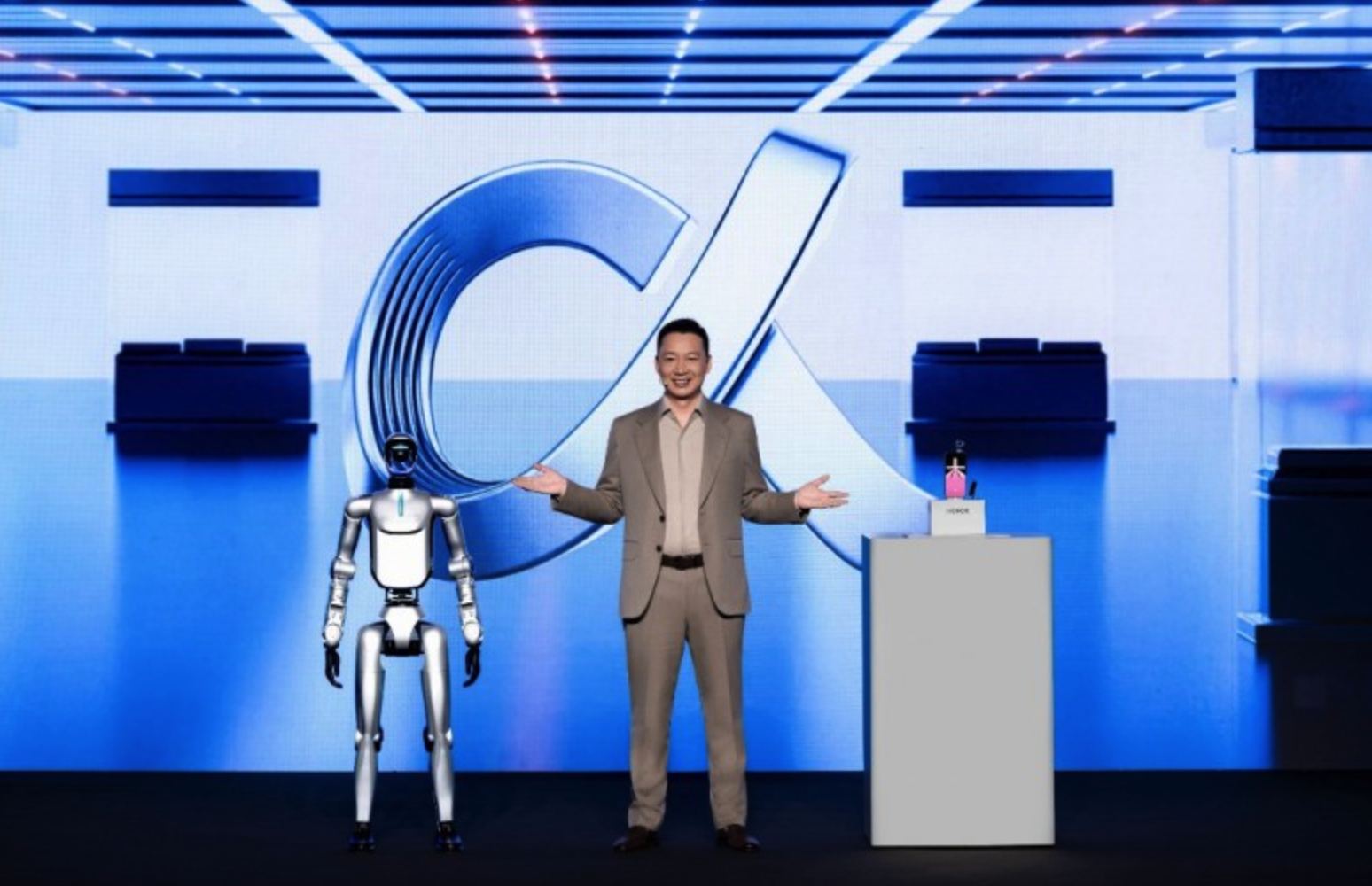 【MWC 2026 】改变中的荣耀： CEO李健称手机不应是“无聊黑色方块”