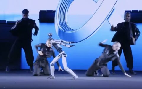 【MWC 2026 】荣耀MWC 2026发布首款人形机器人 现场热舞展示太空步