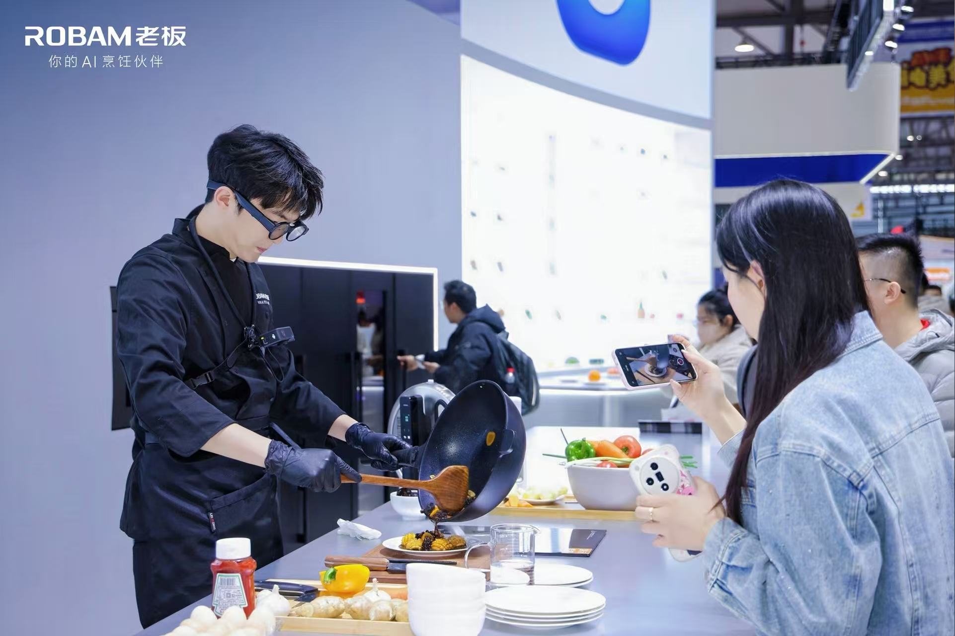 能用眼镜做饭?老板电器发布全球首款AI烹饪眼镜