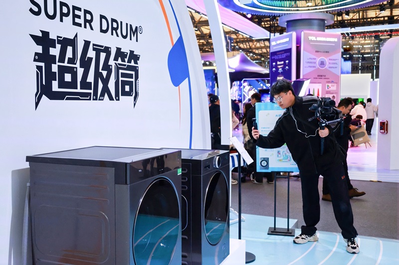 TCL实业AWE 2026焕新打造品牌活力乐园,“屏显+AI”让智慧生活触手可及