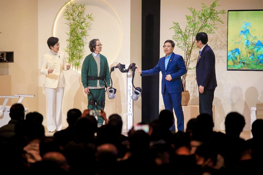 周云杰央视直播发新品:海尔外骨骼机器人刷新行业轻量化新记录