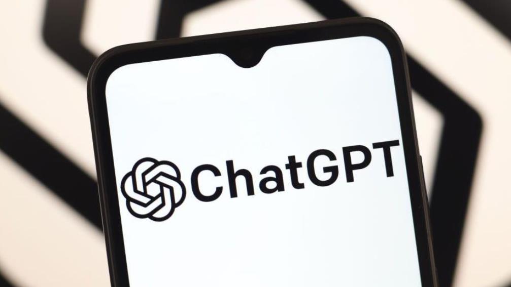 ChatGPT周活用户逼近10亿，女性用户占比首次超越男性