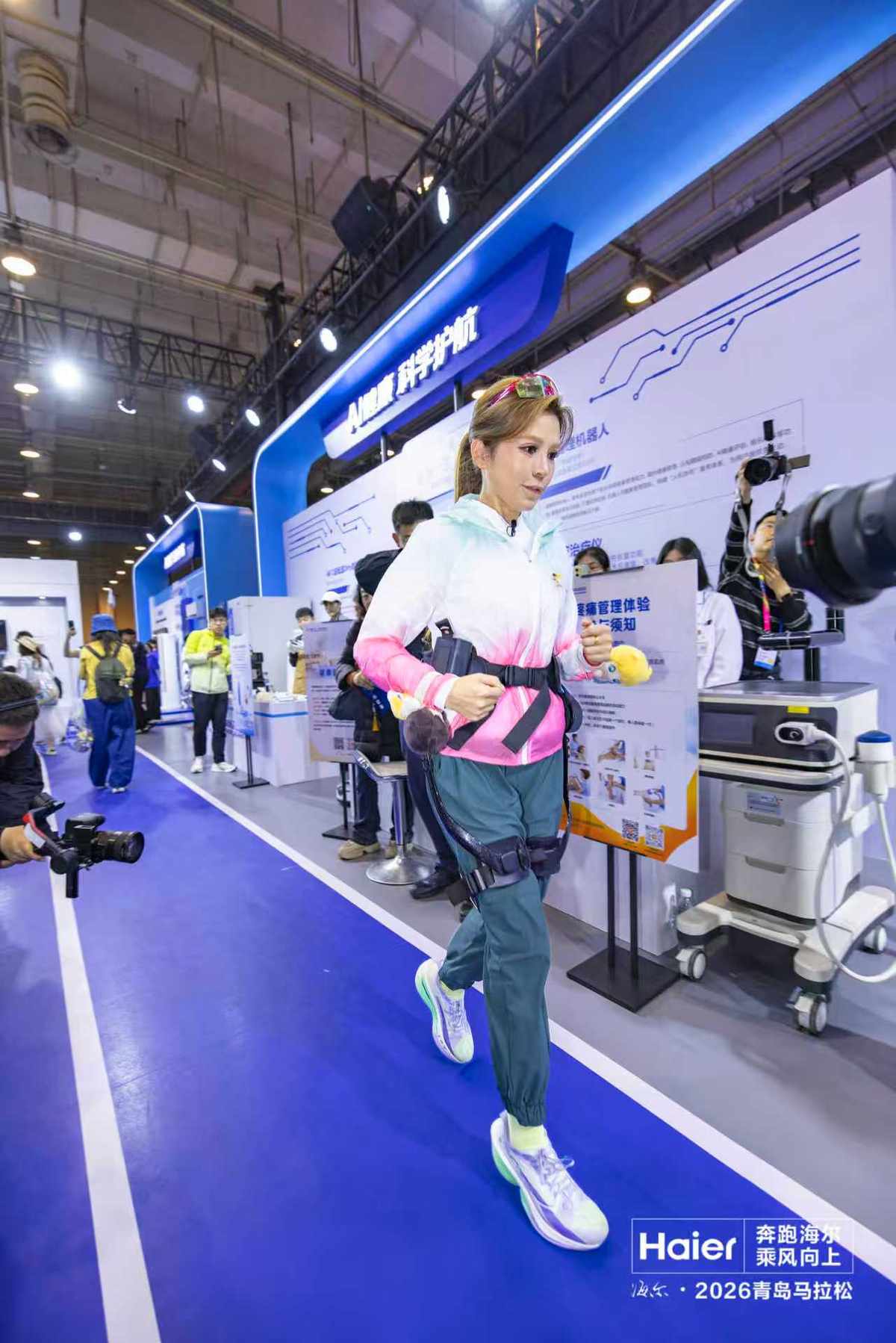 行业最轻!海尔AI运动外骨骼机器人亮相海尔·2026青马