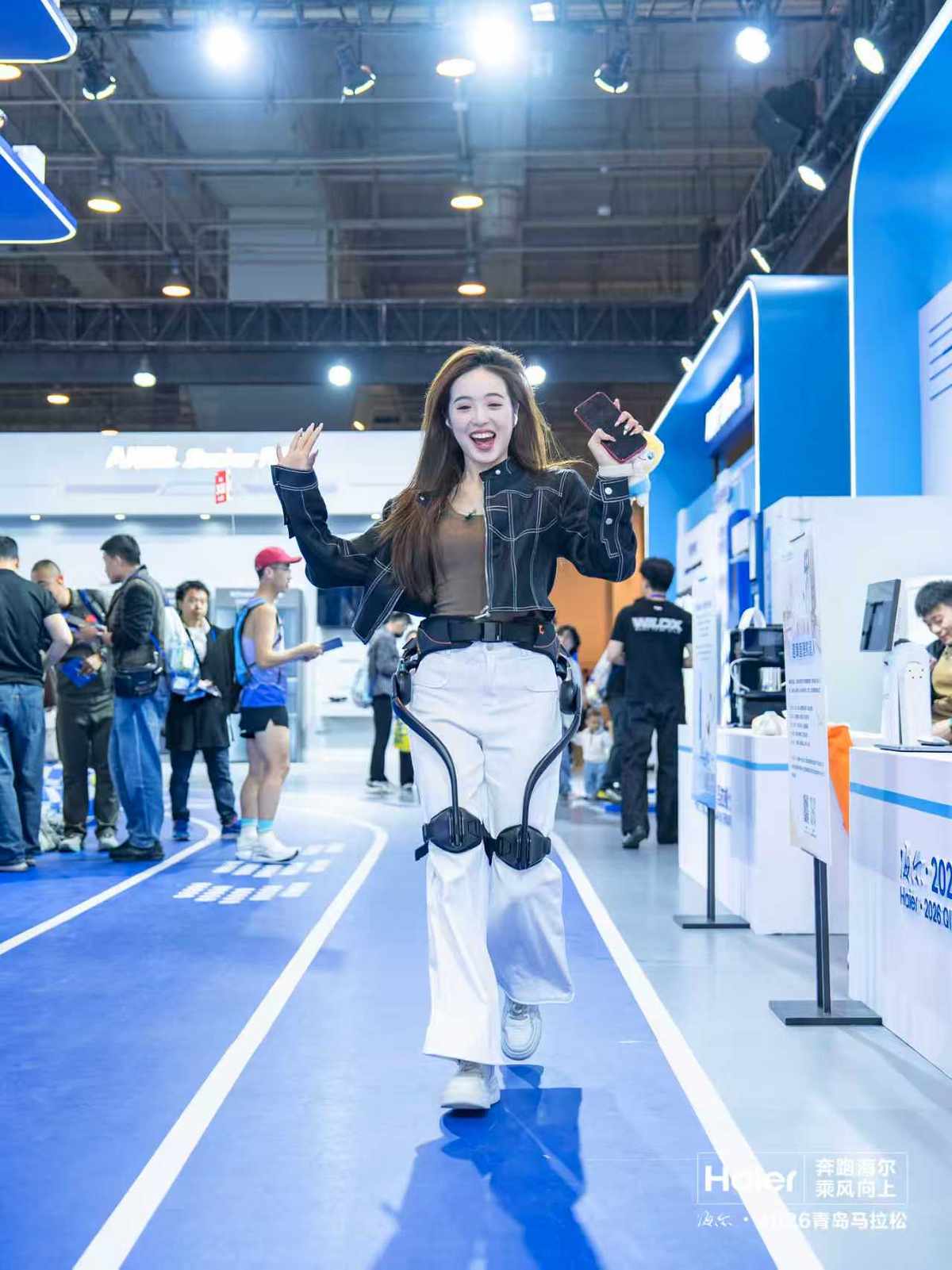 行业最轻!海尔AI运动外骨骼机器人亮相海尔·2026青马