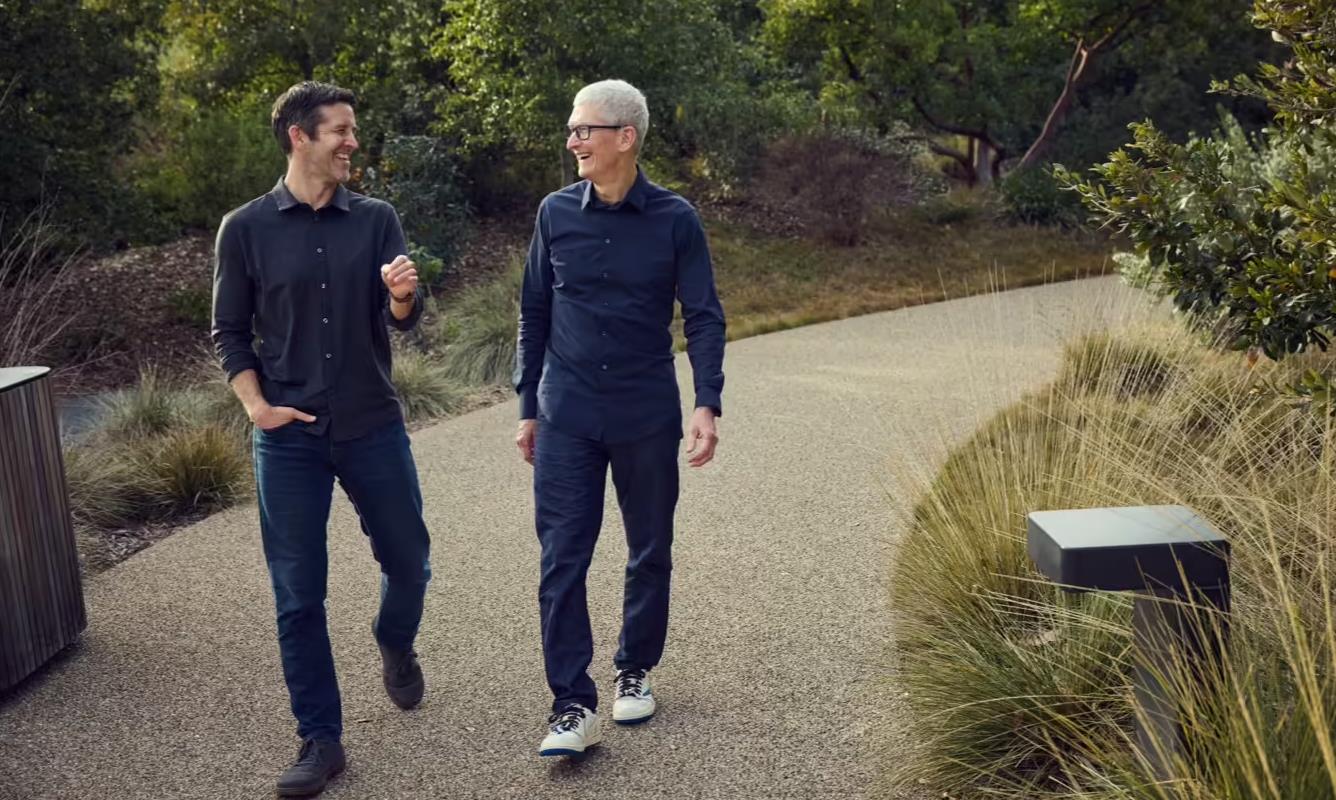 苹果官宣：库克转任执行董事长，特努斯接任CEO