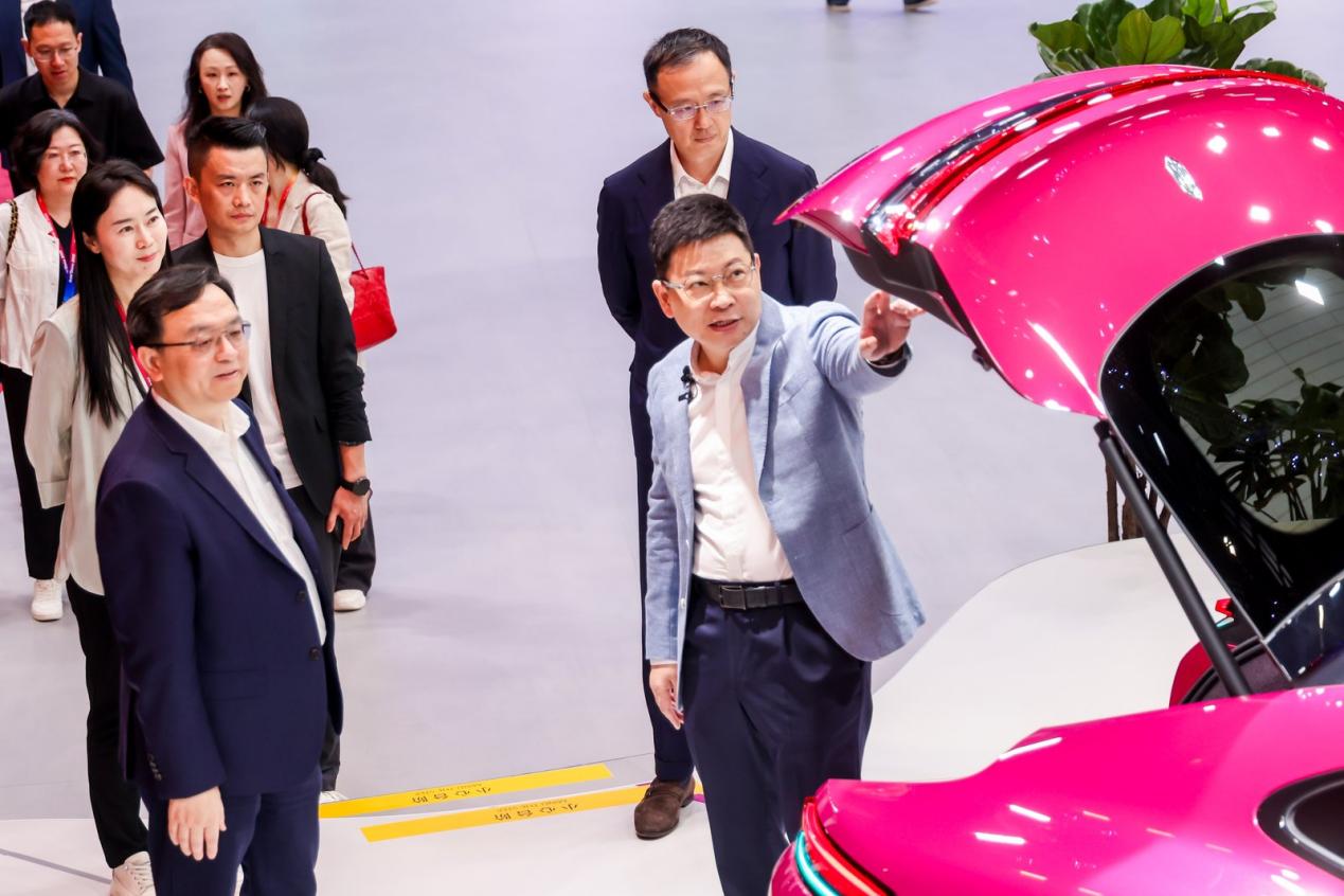 告别单品内耗!解读鸿蒙智行“五界”同台背后的体系力革命