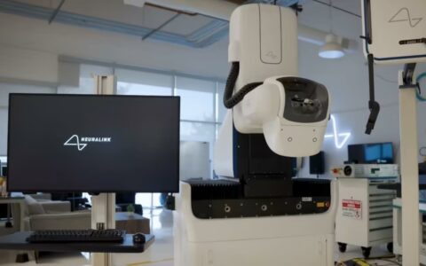 马斯克旗下Neuralink推出手术机器人 可缩短脑机芯片植入时间降低感染风险