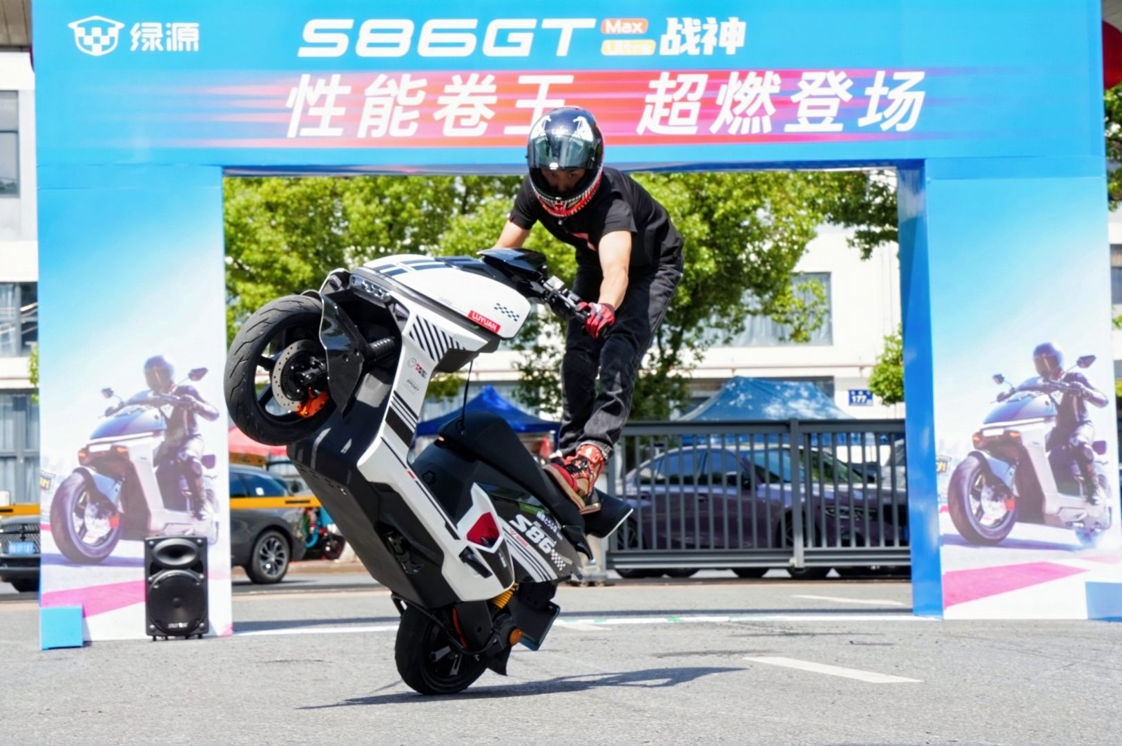 战神S86重磅发布：绿源以“智慧双核”重新定义AI时代两轮出行新范式