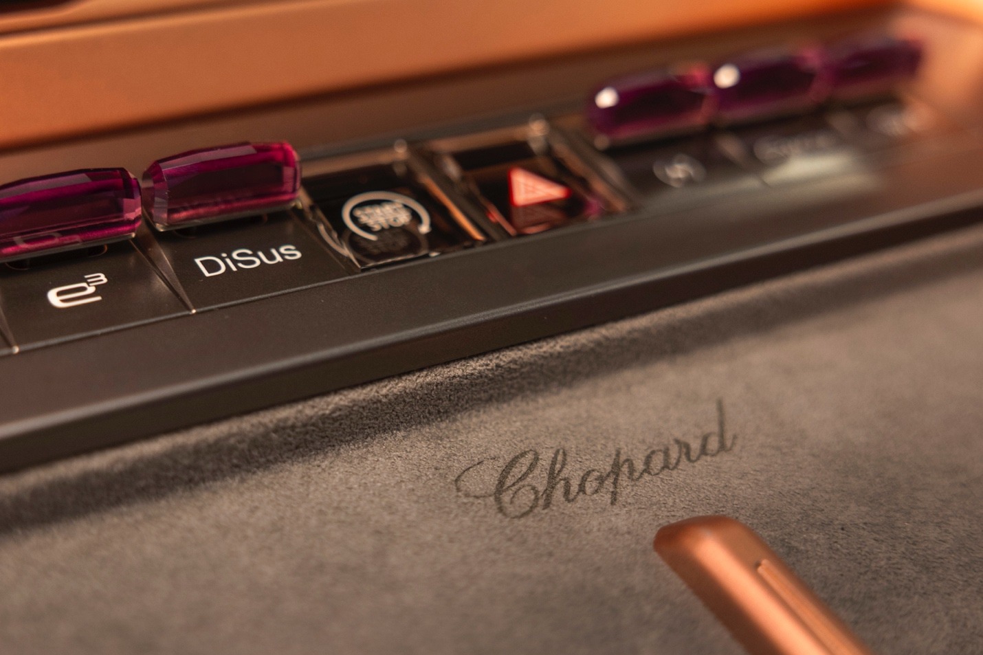 腾势联袂Chopard萧邦呈现Z9GT高定版,以555万元在amfAR慈善晚宴成交