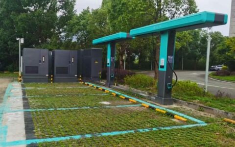 比亚迪多地闪充区外站投运，高速出入口1公里内就近补能