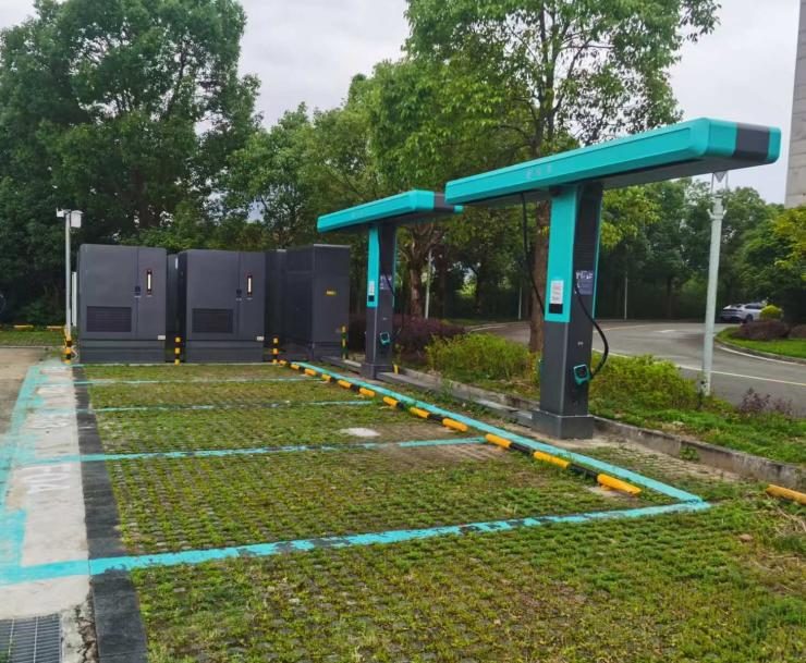 比亚迪多地闪充区外站投运,高速出入口1公里内就近补能