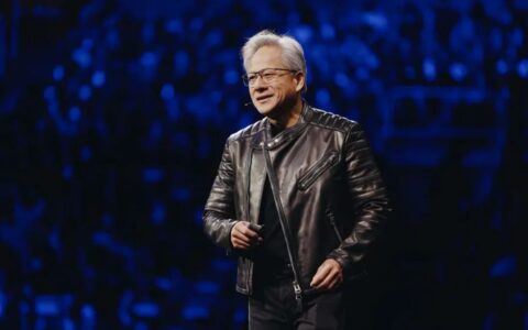 黄仁勋呼吁社会全面拥抱AI，类比汽车适应时代