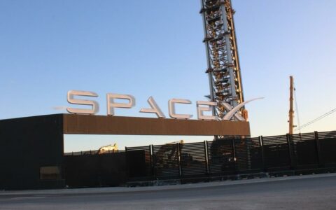 马斯克严正否认SpaceX研发AI原型手机：报道“完全虚假”