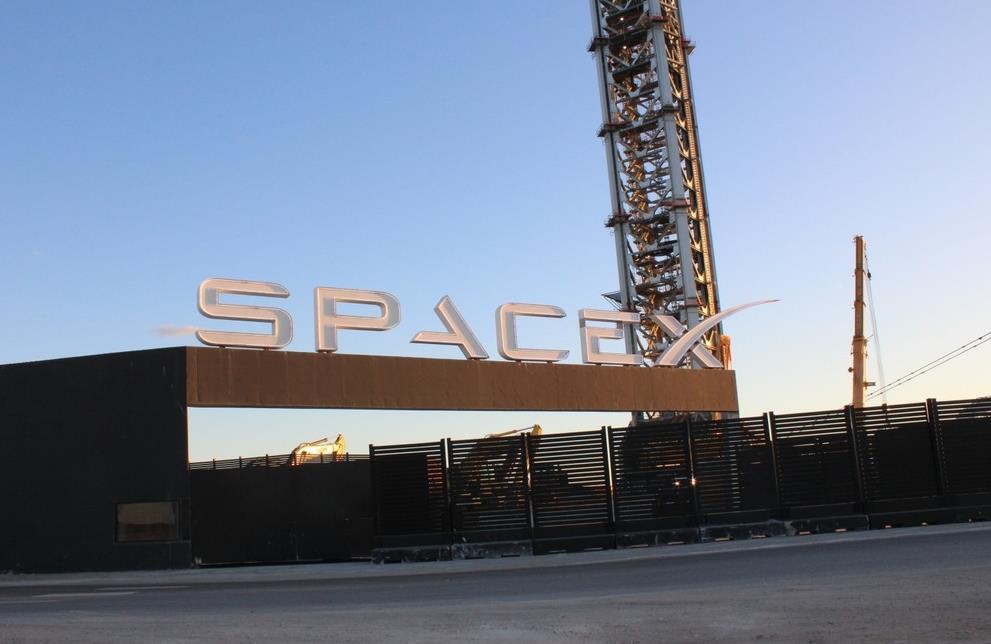 马斯克严正否认SpaceX研发AI原型手机:报道“完全虚假”