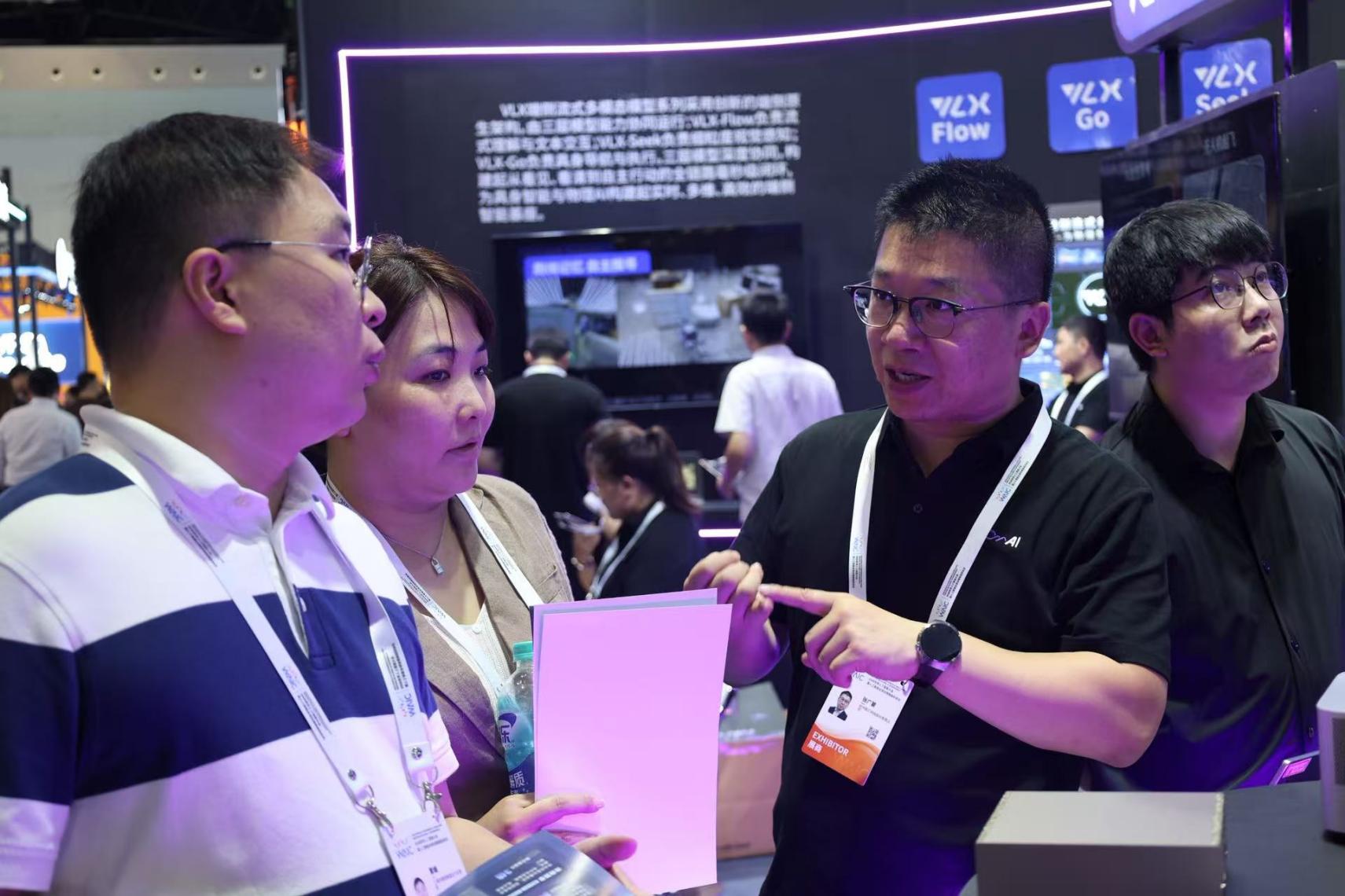 3B参数跑赢千亿大模型!Om AI联汇携全球首个端侧原生VLX模型系列亮相WAIC