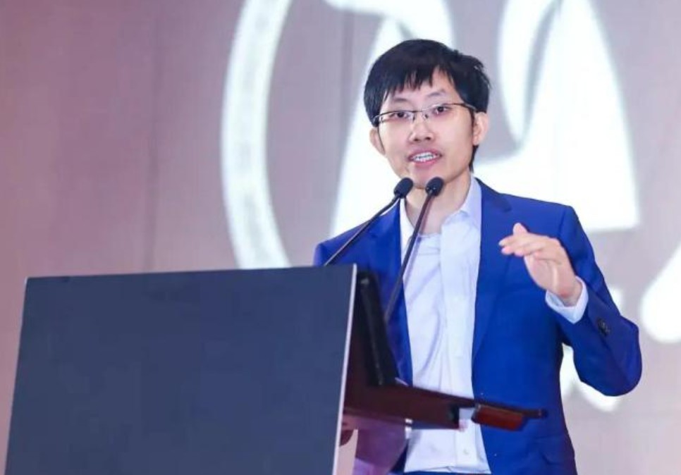 梁文锋四小时投资人会议实录曝光：DeepSeek不做下一个腾讯，克制才是通往AGI的最优解