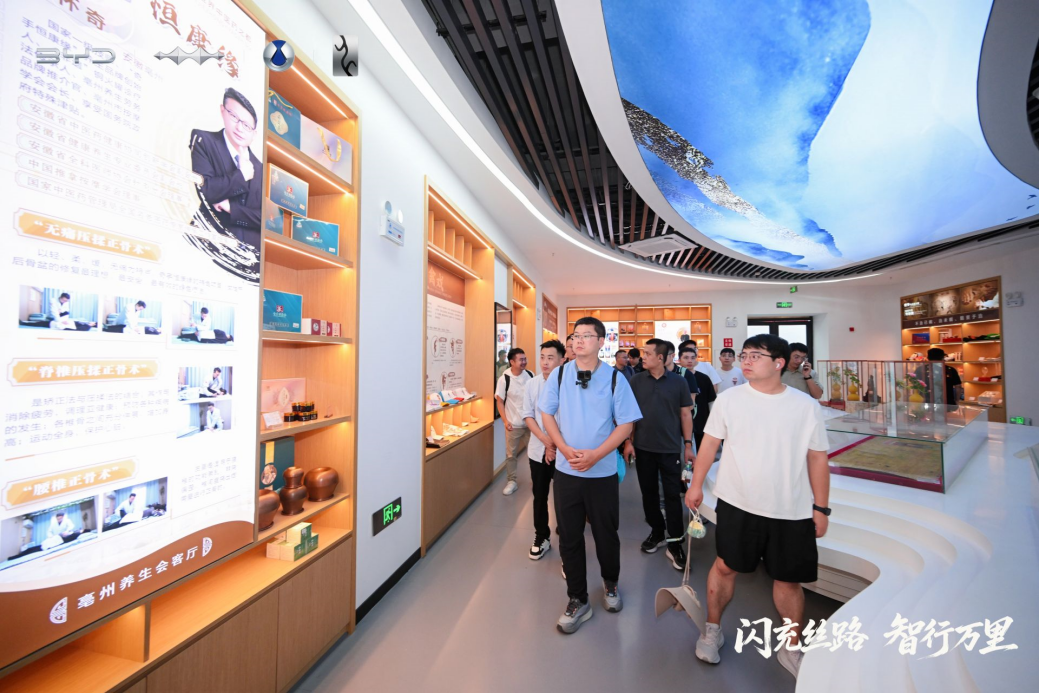 比亚迪硬核护航2026丝绸之路万里行，闪充+智驾破解长途焦虑