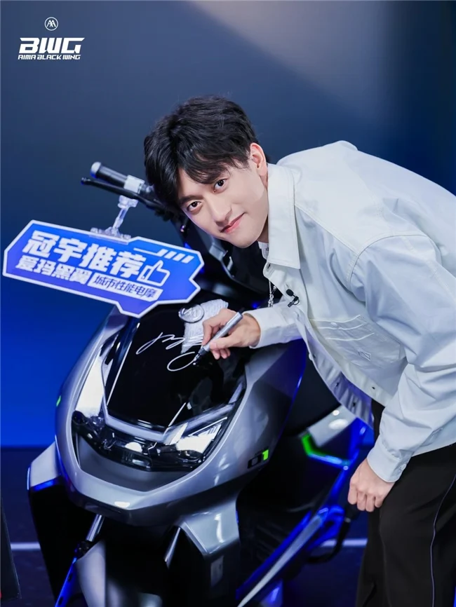 跨界联动双向奔赴 爱玛携手周冠宇打造电摩直播营销新范本