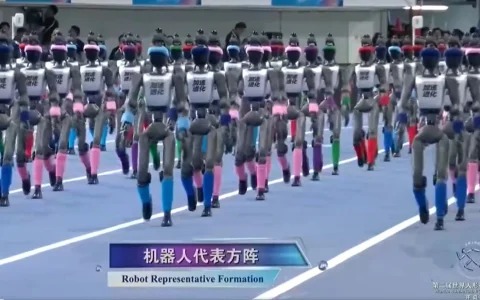 第二届世界人形机器人运动会开幕，2056台机器人“冰丝带”同场竞技
