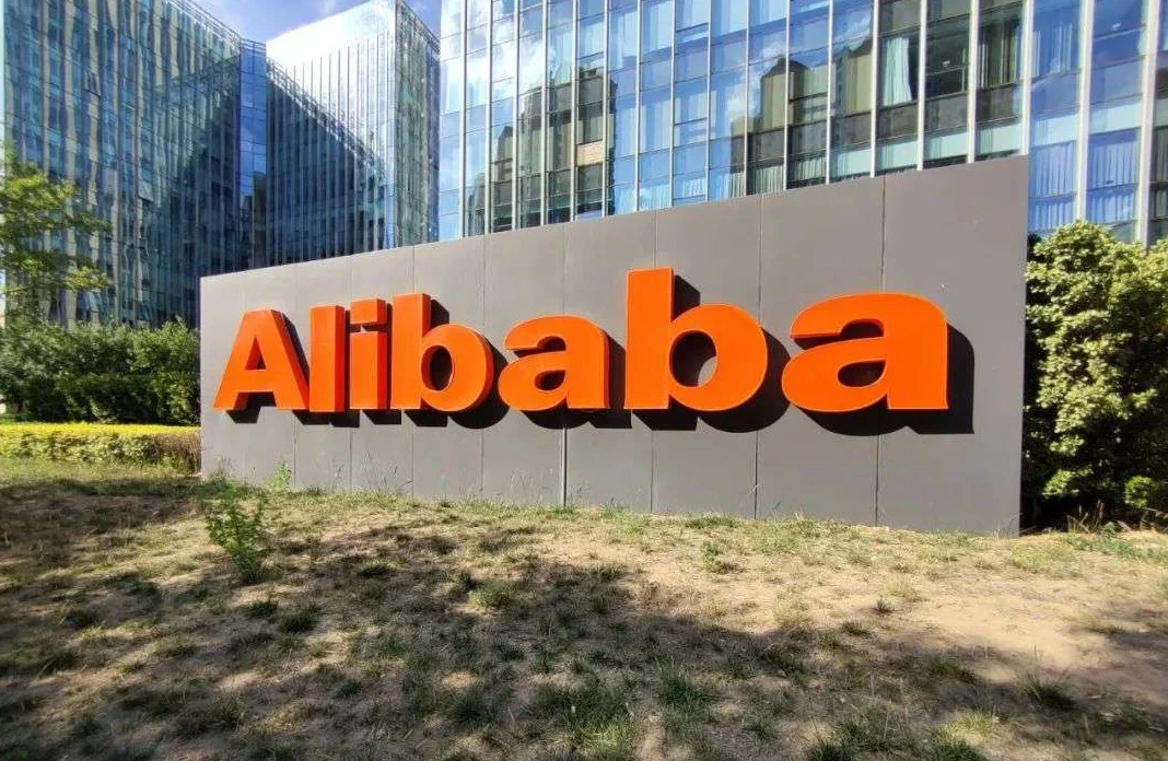 阿里巴巴配售800亿港元加码AI基建，全球科技巨头竞逐算力赛道