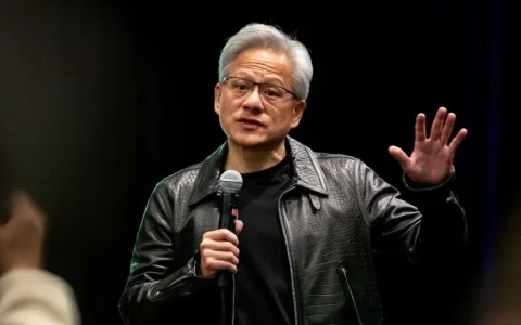 英伟达黄仁勋：AI安全与速度并非二选一