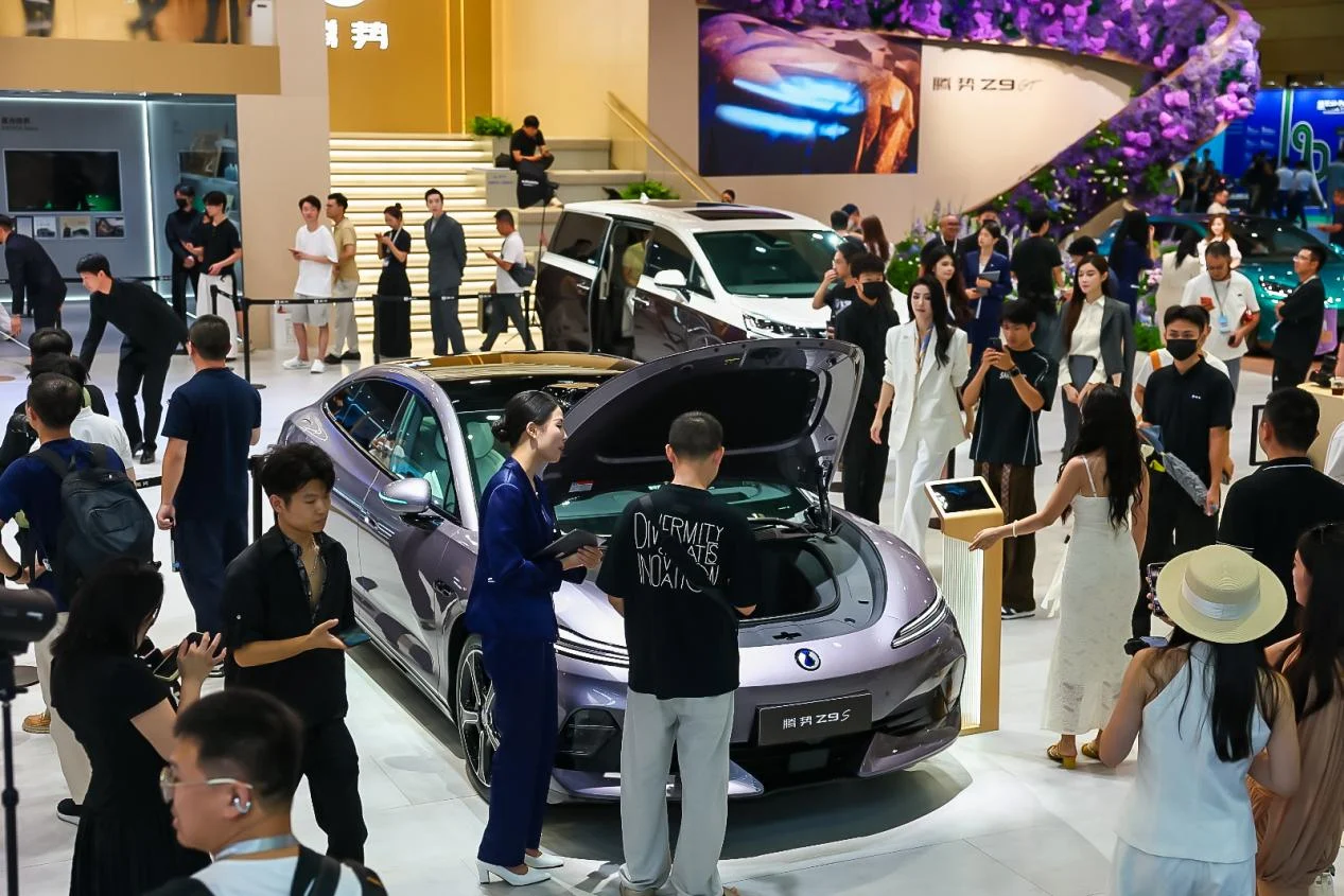 预售价31.98万-38.98万元,腾势Z9S展车抵达全国166城334家门店