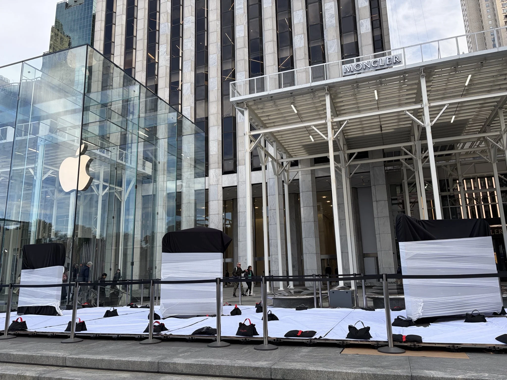 iPhone Duo开售前夜 苹果纽约旗舰店竖起巨型模型
