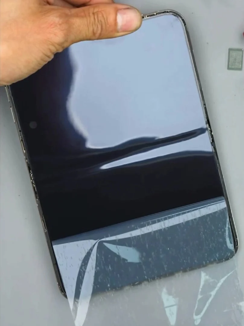 iPhone Duo 内屏磨砂膜可徒手撕下,自行操作或损失 7998 元