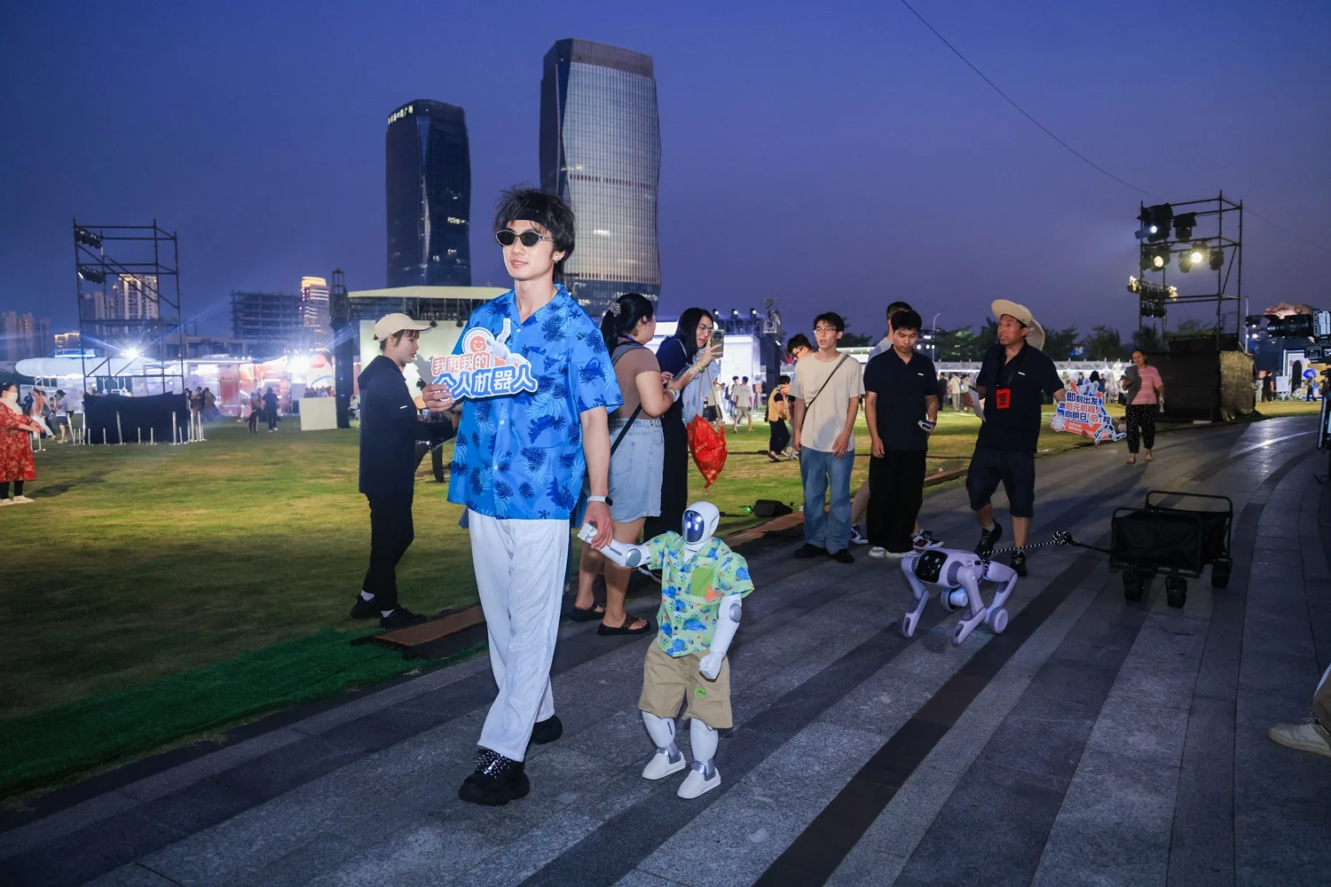 向明日「启」程|启元机器人登陆小红书MANANA明日公园,开启沙滩巡游之旅