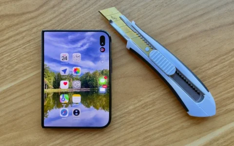 iPhone Duo 耐用性测试：反向弯折后内屏开裂，别坐上去