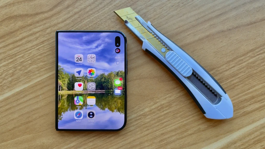iPhone Duo 耐用性测试:反向弯折后内屏开裂,别坐上去